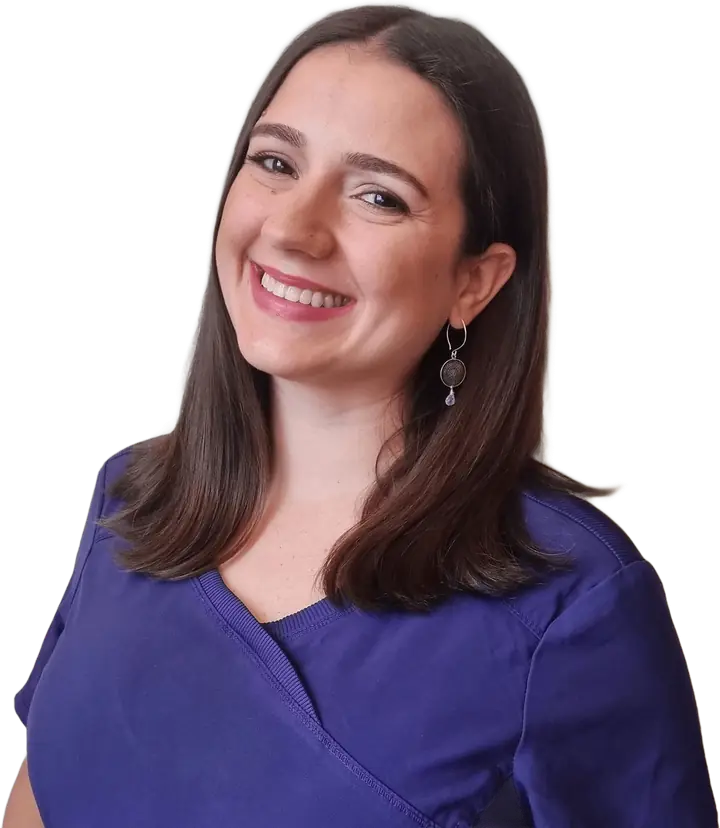 Nutricionista Raquel De Freitas sonriendo, con uniforme clínico morado